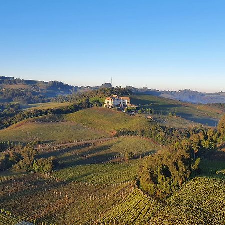 Spa Do Vinho Condominio Vitivinicola Bento Gonçalves Buitenkant foto A view of the Monferrato hills