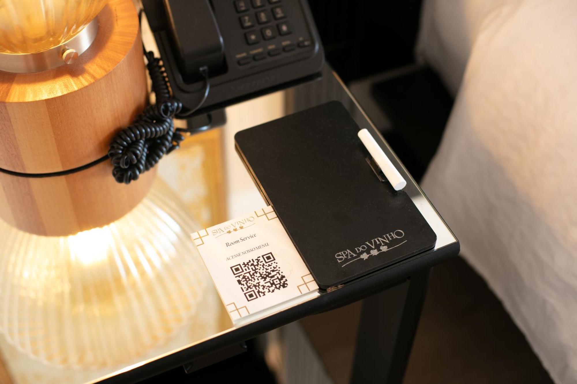 Spa Do Vinho Condominio Vitivinicola Bento Gonçalves Buitenkant foto A QR code on a hotel room service card