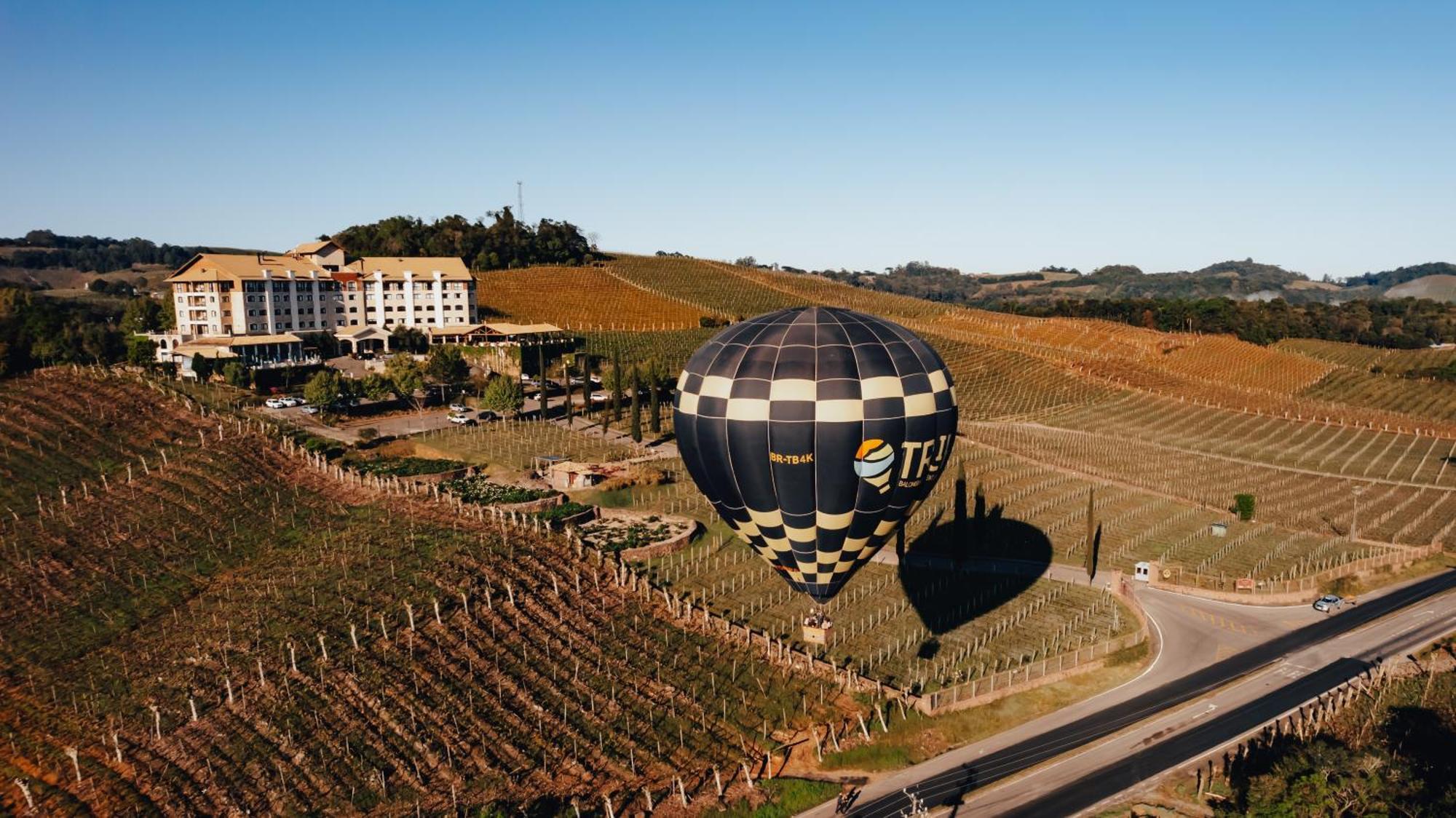 Spa Do Vinho Condominio Vitivinicola Bento Gonçalves Buitenkant foto Hot air balloon over the vineyards of the resort