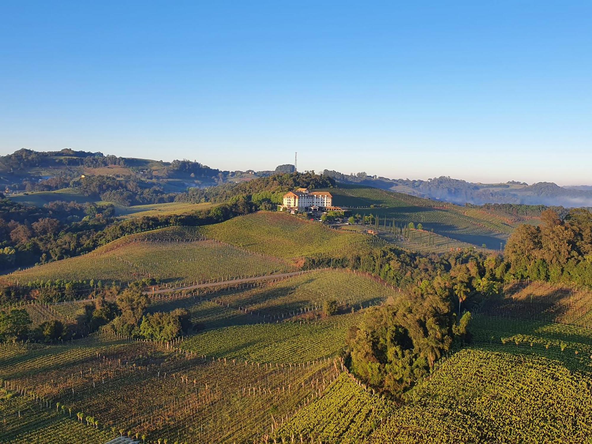 Spa Do Vinho Condominio Vitivinicola Bento Gonçalves Buitenkant foto A view of the Monferrato hills